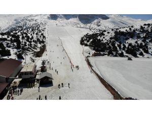 Erzincan Ergan Dağı Kayak Merkezi'nde hafta sonu yoğunluğu