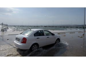 Karadeniz'deki fırtına Sinop'ta dev dalgalar oluşturdu
