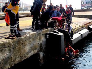 Sinop'ta denize düşen genç kızı deniz polisi sudan çıkardı