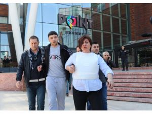 İzmir'de pompalı tüfekle bir alışveriş merkezine giren zanlı gözaltına alındı