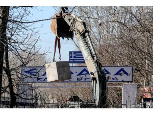 Yunanistan, Kastanies Sınır Kapısı'na beton bloklar yerleştirdi