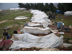 İdlibli evsizlerin çadırları fırtınada yıkıldı