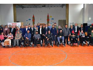 Malatya'da engelli depremzedelere akülü sandalye dağıtıldı