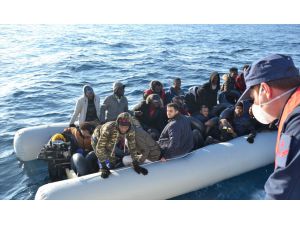 İzmir'de Yunan Sahil Güvenlik unsurlarınca geri itilen 34 sığınmacı kurtarıldı