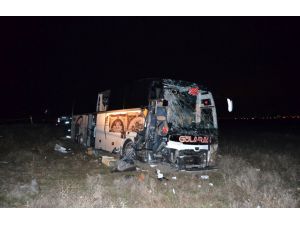 Aksaray'da yolcu otobüsünün tıra çarpması sonucu 44 kişi yaralandı