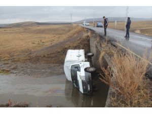 Kars'ta köprüden dere yatağına düşen kamyonetteki iki kişi yaralandı