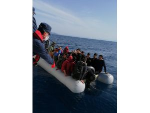 Muğla'da Türk kara sularına geri itilen 38 sığınmacı kurtarıldı