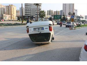 Adana'da devrilen otomobilde sıkışan sürücü yaralandı