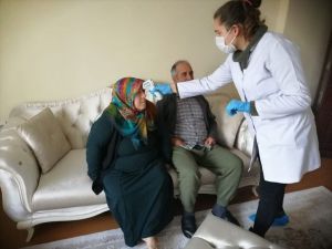 Erzincan'da umreden dönen vatandaşlar tek tek sağlık taramasından geçirildi