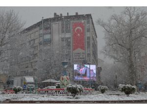 Kütahya ve Balıkesir'de kar yağışı ulaşımda aksamalara yol açıyor