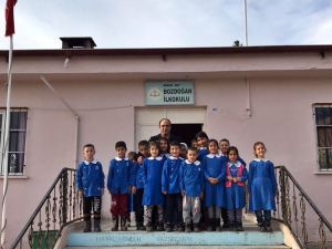 Mersin'de köy okullarında eğitim gören öğrencilere ayakkabı yardımı