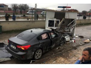 Elazığ'da otomobil güvenlik kulübesine çarptı: 5 yaralı