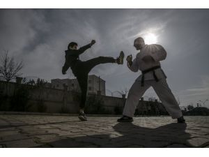 Suriyeli eski milli karateci, çocuklara gönüllü antrenörlük yapıyor