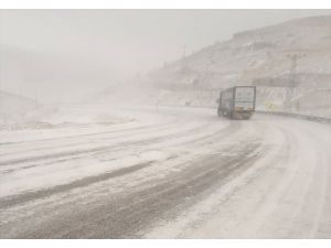Sertavul Geçidi'nde kar yağışı nedeniyle ulaşım kontrollü sağlanıyor