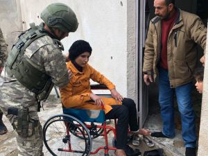 Mehmetçikten terör örgütünün mayınlı saldırısında yaralanan kız çocuğuna tekerlekli sandalye
