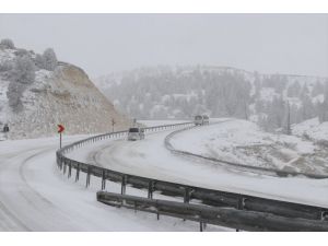 Sertavul Geçidi'nde yoğun kar nedeniyle ulaşım kontrollü sağlanıyor