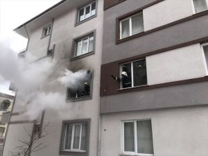 Kütahya'da bir dairede çıkan yangında mahsur kalan 7 kişi kurtarıldı