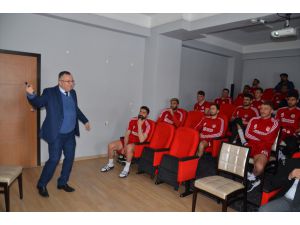 Sivasspor'da futbolcular ve kulüp çalışanları koronavirüse karşı bilgilendirildi