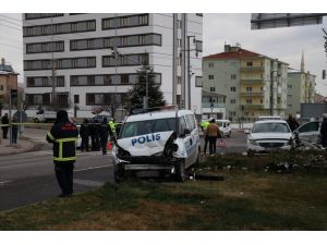 Niğde'de polis aracı ile otomobil çarpıştı: 5 yaralı
