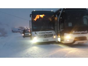 İç Anadolu'yu Akdeniz'e bağlayan Sertavul Geçidi'nde yoğun kar yağışı ulaşımı aksatıyor