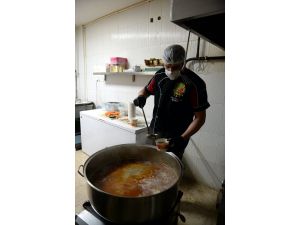 Tokat'ta Kovid-19 nedeniyle lokanta sahibinden ücretsiz paça çorbası ikramı