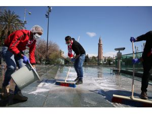 Antalya'da taraftar grubu meydanı temizledi, anıt alanına dezenfeksiyon işlemi uyguladı