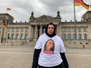 PKK tarafından kızı kaçırılan Maide T, Alman Meclisi önünde eylem yaptı