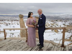 Kapadokya'da düğün fotoğrafı çektiren gelin-damattan maskeli önlem