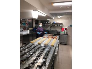 Türk iş adamı Bulgaristan'da karantina altındaki otelinde yoksullara yemek sağlıyor