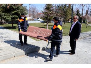 Van'da koronavirüs tedbirleri kapsamında parklardaki oturma bankları kaldırıldı