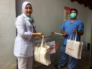 Malezya'daki mültecilerden görev başındaki sağlık çalışanlarına yemek yardımı