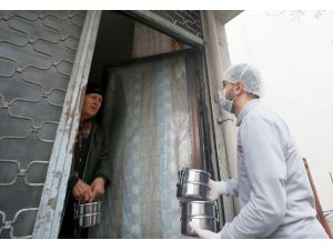 Sultangazi Belediyesinden 65 yaş ve üstü vatandaşlara gıda ve sıcak yemek yardımı