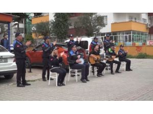 Adana'da zabıta ekipleri evinden çıkamayan vatandaşlara müzikle moral verdi