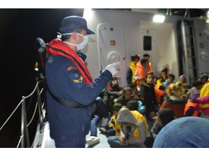 İzmir'de Yunan Sahil Güvenlik unsurlarınca geri itilen 79 sığınmacı kurtarıldı