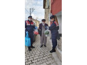 Elazığ'da jandarma yaşlıların market alışverişini yaptı