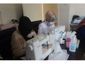 Şanlıurfa'da kadınlardan koronavirüse karşı maske üretimine destek