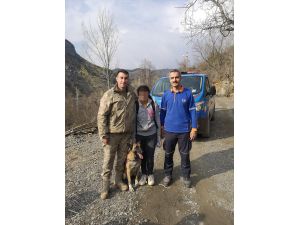 Adana'da kaybolan engelli kızı iz takip köpeği buldu