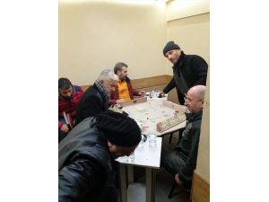 Fatih'te gizli şekilde oyun oynatılan kahvehaneye operasyon