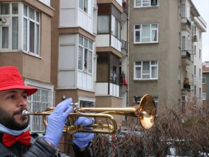 Kartal Belediyesi evlerinde kalan vatandaşlara mahallelerden bandolu konser verdi