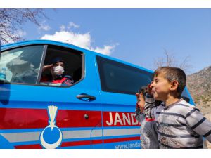 Antalya'da çocukların jandarma ekibine sevgi gösterisi gülümsetti