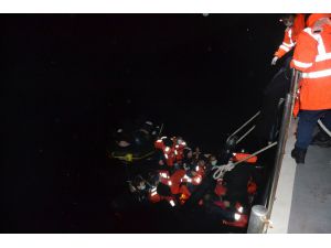 İzmir'de Yunan Sahil Güvenlik unsurlarınca geri itilen 21 sığınmacı kurtarıldı