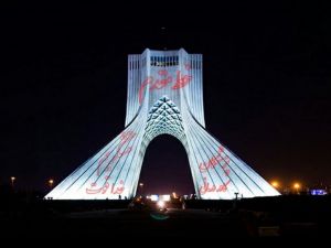 Azadi Kulesi İran'daki sağlık çalışanlarına teşekkür için beyaza büründü