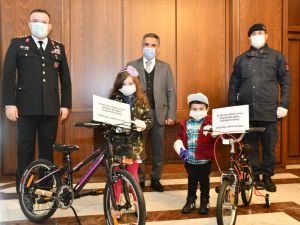 Bakan Soylu "evde kalın" çağrısında bulunan kardeşlere bisiklet hediye etti