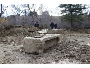 Burdur'da tarlasını süren çiftçi Roma dönemine ait yapı parçaları buldu