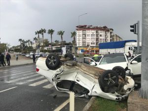 Antalya'da iki otomobil çarpıştı: 2'si polis, 3 yaralı