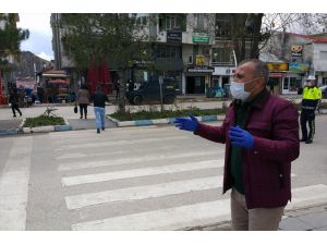 Tunceli Valisi Sonel maske dağıttığı vatandaşlara "Evde Kal" çağrısı yaptı