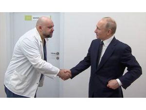 Putin ile geçen hafta görüşen Başhekim'de Kovid-19 çıktı