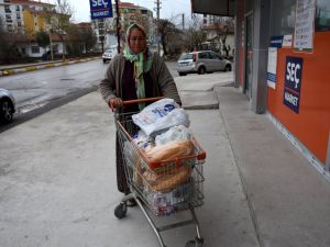 Aksaray'da çöp konteynerinden malzeme toplayan kadının ihtiyaçlarını polis karşıladı