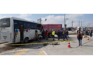 Aksaray'da minibüs ile kamyon çarpıştı: 2 yaralı