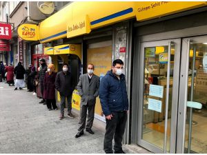 İstanbul'da PTT önlerinde sosyal mesafe önlemi alındı